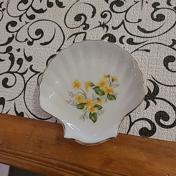 shell Trinket/Jewelry Dish - Picture 1 of 2